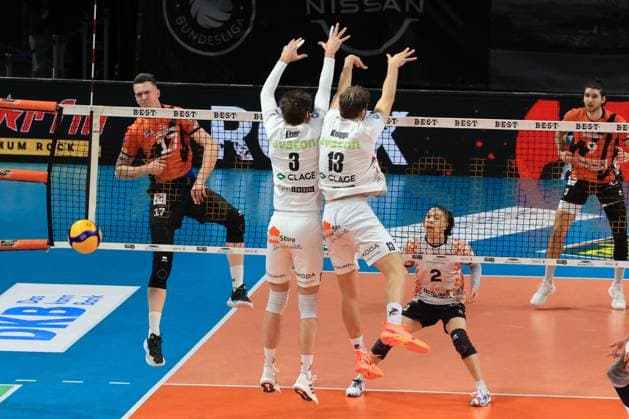 DEU, DVV, 1.VBL, BR Volleys vs. SVG Lueneburg, 24.02.2024, Max-Schmeling-Halle, Berlin, DEU, DVV, 1.VBL, BR Volleys vs. SVG Lueneburg, im Bild Marek Sotola (BR Volleys 17), Satoshi Tsuiki (BR Volleys 2), Jesse Elser (Lueneburg 3), Matthew Knigge (Lueneburg 13) Foto: Juergen Engler nordphoto GmbH