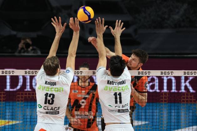 DEU, DVV, 1.VBL, BR Volleys vs. SVG Lueneburg, 24.02.2024, Max-Schmeling-Halle, Berlin, DEU, DVV, 1.VBL, BR Volleys vs. SVG Lueneburg, im Bild Ruben Schott (BR Volleys 13), Matthew Knigge (Lueneburg 13), Xander Ketrzynski (Lueneburg 11) Foto: Juergen Engler nordphoto GmbH