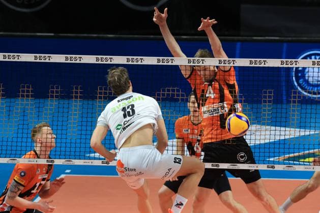 DEU, DVV, 1.VBL, BR Volleys vs. SVG Lueneburg, 24.02.2024, Max-Schmeling-Halle, Berlin, DEU, DVV, 1.VBL, BR Volleys vs. SVG Lueneburg, im Bild Timo Tammemaa (BR Volleys 4), Matthew Knigge (Lueneburg 13) Foto: Juergen Engler nordphoto GmbH