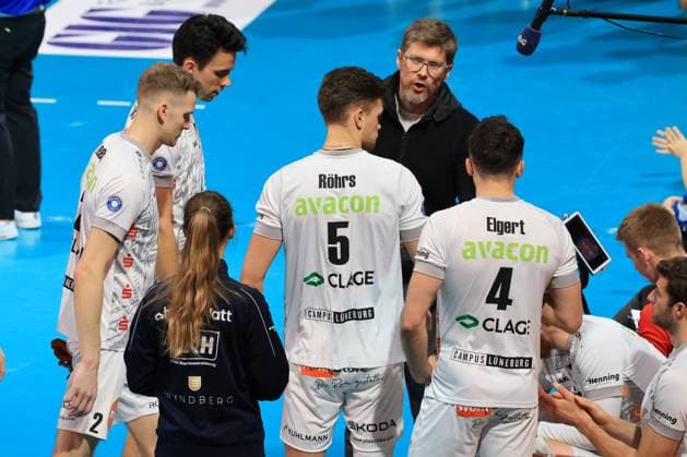 DEU, DVV, 1.VBL, BR Volleys vs. SVG Lueneburg, 24.02.2024, Max-Schmeling-Halle, Berlin, DEU, DVV, 1.VBL, BR Volleys vs. SVG Lueneburg, im Bild Trainer Stefan Huebner (Lueneburg), Lueneburger-Spielerkreis Foto: Juergen Engler nordphoto GmbH