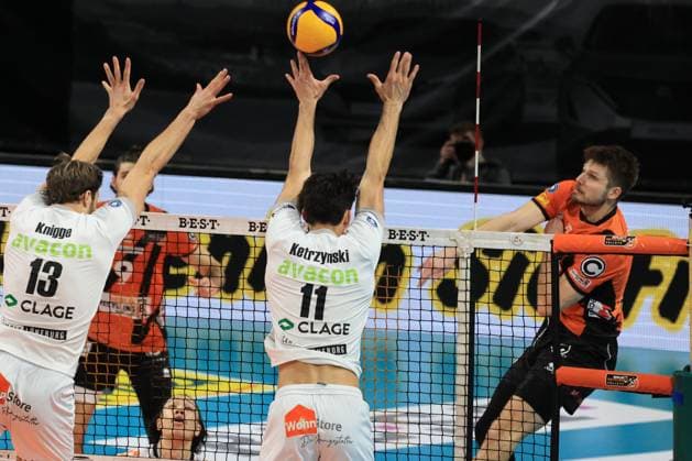 DEU, DVV, 1.VBL, BR Volleys vs. SVG Lueneburg, 24.02.2024, Max-Schmeling-Halle, Berlin, DEU, DVV, 1.VBL, BR Volleys vs. SVG Lueneburg, im Bild Ruben Schott (BR Volleys 13), Matthew Knigge (Lueneburg 13), Xander Ketrzynski (Lueneburg 11) Foto: Juergen Engler nordphoto GmbH