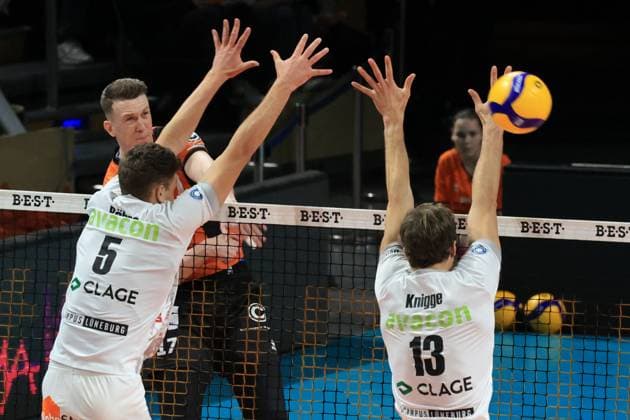 DEU, DVV, 1.VBL, BR Volleys vs. SVG Lueneburg, 24.02.2024, Max-Schmeling-Halle, Berlin, DEU, DVV, 1.VBL, BR Volleys vs. SVG Lueneburg, im Bild Marek Sotola (BR Volleys 17), Erik Roehrs (Lueneburg 5), Matthew Knigge (Lueneburg 13) Foto: Juergen Engler nordphoto GmbH