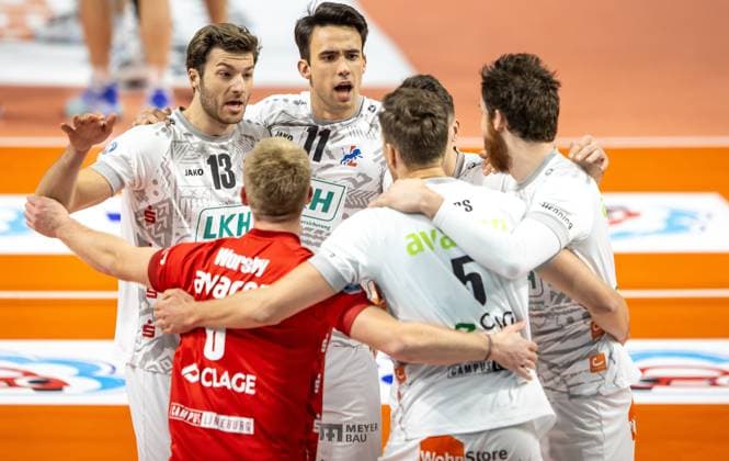 24.02.2024, Berlin, Volleyball: 1.Bundesliga, Maenner, 21. Spieltag, BR Volleys - SVG Lueneburg, Max-Schmeling-Halle. Matthew Knigge (l) und Xander Ketrzynski von SVG Lueneburg jubeln nach Punktgewinn mit Teamkollegen. BR Volleys - SVG Lueneburg