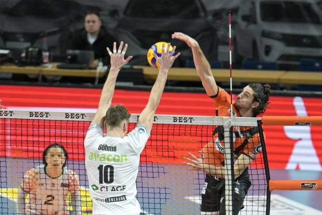 Berlin, Deutschland 24. Februar 2024: 1. VBL - 2023 2024 - Berlin Recycling Volleys vs. SVG Lüneburg Im Bild: v. li. im Zweikampf Yann Böhme (SVG Lüneburg), Timothee Carle (BR Volleys) Copyright: xFotostandx xReuhlx