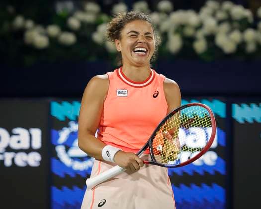 Jasmine Paolini jubelt nach dem Sieg, Jubel, Freude, Emotion Finale, Endspiel, Dubai Duty Free Tennis Championships, Dubai, U.A.E. Tennis - Dubai Tennis Championships 2024 - WTA, Tennis Damen - Dubai Duty Free Tennis Stadium - Dubai - - United Arab Emirates - 24 February 2024. Copyright: xJuergenxHasenkopfx