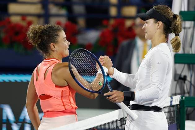 R-L. Anna Kalinskaya gratuliert der Siegerin Jasmine Paolini Finale, Endspiel, Dubai Duty Free Tennis Championships, Dubai, U.A.E. Tennis - Dubai Tennis Championships 2024 - WTA, Tennis Damen - Dubai Duty Free Tennis Stadium - Dubai - - United Arab Emirates - 24 February 2024. Copyright: xJuergenxHasenkopfx