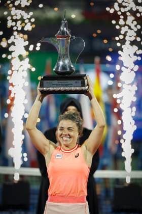 Jasmine Paolini, Siegerehrung, Praesentation, Dubai Duty Free Tennis Championships, Dubai, U.A.E. Tennis - Dubai Tennis Championships 2024 - WTA, Tennis Damen - Dubai Duty Free Tennis Stadium - Dubai - - United Arab Emirates - 24 February 2024. Copyright: xJuergenxHasenkopfx