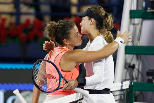 R-L. Anna Kalinskaya gratuliert der Siegerin Jasmine Paolini Finale, Endspiel, Dubai Duty Free Tennis Championships, Dubai, U.A.E. Tennis - Dubai Tennis Championships 2024 - WTA, Tennis Damen - Dubai Duty Free Tennis Stadium - Dubai - - United Arab Emirates - 24 February 2024. Copyright: xJuergenxHasenkopfx