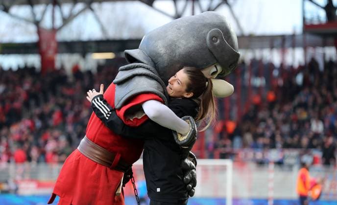 Maskottchen Ritter Keule, Co Trainer Marie Louise Eta Fußball Fussball Bundesliga Herren DFL 23. Spieltag Saison 2023 2024 24.02.2024 1.FC Union Berlin FCU vs. 1.FC Heidenheim FCH DFL regulations prohibit any use of photographs as image sequences and or quasi-video. *** Mascot Ritter Keule, Co Trainer Marie Louise Eta Sport Fußball Bundesliga Herren DFL 23 Spieltag Saison 2023 2024 24 02 2024 1 FC Union Berlin FCU vs 1 FC Heidenheim FCH DFL regulations prohibit any use of photographs as image sequences and or quasi video