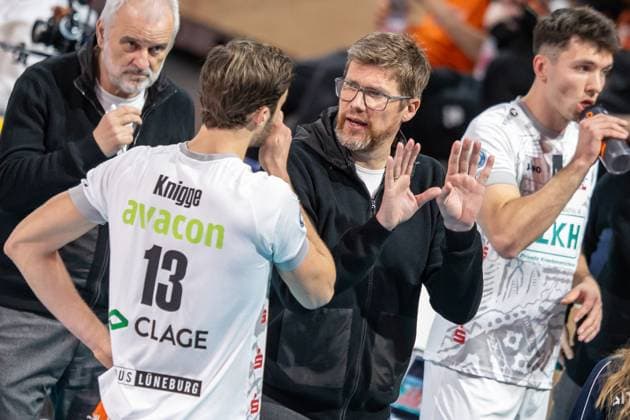 24.02.2024, Berlin, Volleyball: 1.Bundesliga, Maenner, 21. Spieltag, BR Volleys - SVG Lueneburg, Max-Schmeling-Halle. Trainer Stefan Huebner (r) bespricht sich mit Matthew Knigge von SVG Lueneburg. BR Volleys - SVG Lueneburg