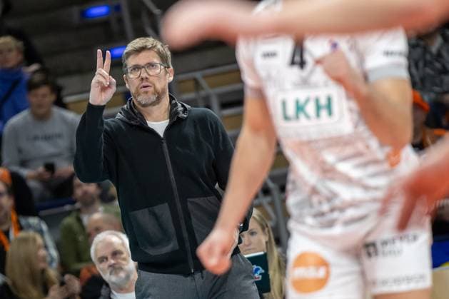 24.02.2024, Berlin, Volleyball: 1.Bundesliga, Maenner, 21. Spieltag, BR Volleys - SVG Lueneburg, Max-Schmeling-Halle. Trainer Stefan Huebner von SVG Lueneburg gestikuliert. BR Volleys - SVG Lueneburg