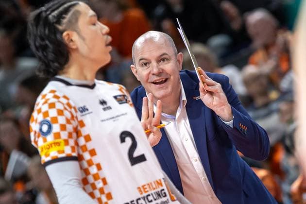 24.02.2024, Berlin, Volleyball: 1.Bundesliga, Maenner, 21. Spieltag, BR Volleys - SVG Lueneburg, Max-Schmeling-Halle. Trainer Joel Banks der Berlin Volleys bespricht sich mit Libero Satoshi Tsuiki (l). BR Volleys - SVG Lueneburg