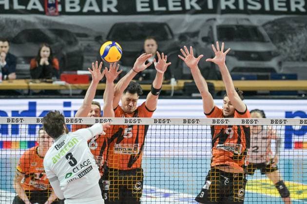 Berlin, Deutschland 24. Februar 2024: 1. VBL - 2023 2024 - Berlin Recycling Volleys vs. SVG Lüneburg Im Bild: v. li. im Zweikampf Jesse Elser (SVG Lüneburg), Johannes Tille (BR Volleys), Nehemiah Mote (BR Volleys), Timothee Carle (BR Volleys) Copyright: xFotostandx xReuhlx