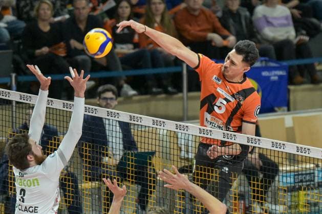 Berlin, Deutschland 24. Februar 2024: 1. VBL - 2023 2024 - Berlin Recycling Volleys vs. SVG Lüneburg Im Bild: v. li. im Zweikampf Jesse Elser (SVG Lüneburg), Nehemiah Mote (BR Volleys) Copyright: xFotostandx xReuhlx