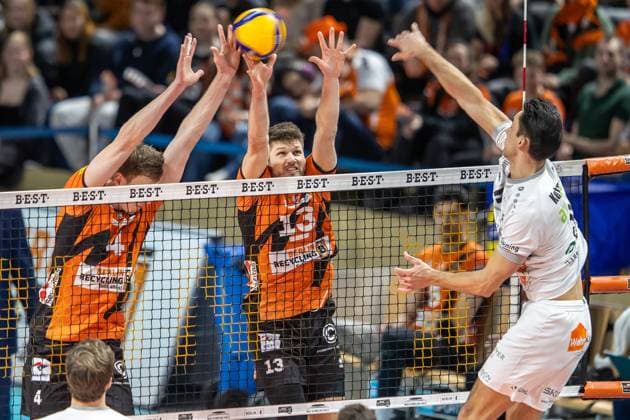 24.02.2024, Berlin, Volleyball: 1.Bundesliga, Maenner, 21. Spieltag, BR Volleys - SVG Lueneburg, Max-Schmeling-Halle. Xander Ketrzynski (r-l) von SVG Lueneburg spielt den Ball gegen Berlins Block aus Ruben Schott und Timo Tammemaa. BR Volleys - SVG Lueneburg