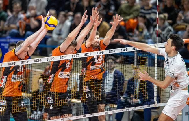 24.02.2024, Berlin, Volleyball: 1.Bundesliga, Maenner, 21. Spieltag, BR Volleys - SVG Lueneburg, Max-Schmeling-Halle. Xander Ketrzynski (r-l) von SVG Lueneburg spielt den Ball gegen Berlins Block aus Ruben Schott, Timo Tammemaa und Marek Sotola. BR Volleys - SVG Lueneburg