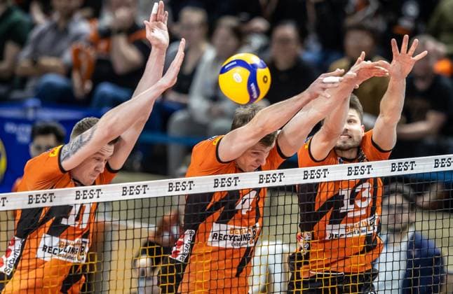 24.02.2024, Berlin, Volleyball: 1.Bundesliga, Maenner, 21. Spieltag, BR Volleys - SVG Lueneburg, Max-Schmeling-Halle. Berlins Spieler Ruben Schott (r-l), Timo Tammemaa und Marek Sotola gehen im Block zum Ball. BR Volleys - SVG Lueneburg