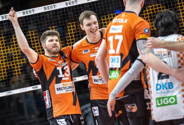24.02.2024, Berlin, Volleyball: 1.Bundesliga, Maenner, 21. Spieltag, BR Volleys - SVG Lueneburg, Max-Schmeling-Halle. Berlins Ruben Schott (l) und Teamkollegen jubeln nach Punktgewinn. BR Volleys - SVG Lueneburg