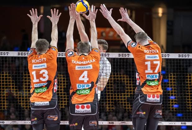 24.02.2024, Berlin, Volleyball: 1.Bundesliga, Maenner, 21. Spieltag, BR Volleys - SVG Lueneburg, Max-Schmeling-Halle. Berlins Ruben Schott (l-r), Timo Tammemaa und Marek Sotola gehen im Block zum Ball. BR Volleys - SVG Lueneburg