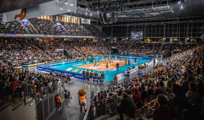 24.02.2024, Berlin, Volleyball: 1.Bundesliga, Maenner, 21. Spieltag, BR Volleys - SVG Lueneburg, Max-Schmeling-Halle. Blick in die Halle. BR Volleys - SVG Lueneburg