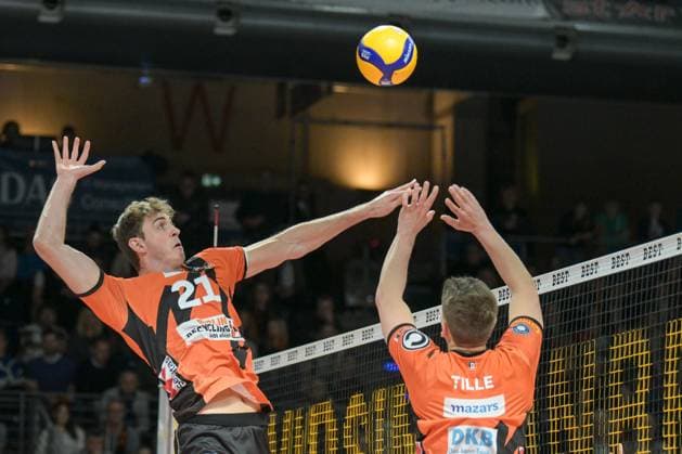 Berlin, Deutschland 24. Februar 2024: 1. VBL - 2023 2024 - Berlin Recycling Volleys vs. SVG Lüneburg Im Bild: Johannes Tille (BR Volleys) re. stellt den Ball für Tobias Krick (BR Volleys) Copyright: xFotostandx xReuhlx
