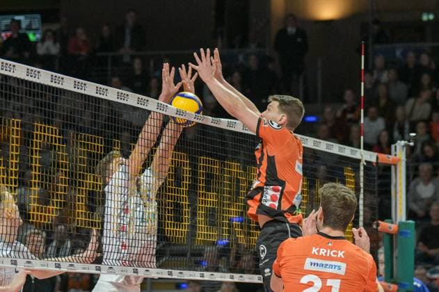 Berlin, Deutschland 24. Februar 2024: 1. VBL - 2023 2024 - Berlin Recycling Volleys vs. SVG Lüneburg Im Bild: Duell am Netz v. li.: Eric Johannes Röhrs (SVG Lüneburg), Johannes Tille (BR Volleys) Copyright: xFotostandx xReuhlx
