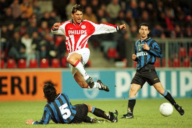 Onderwerp Subject: PSV - Internazionale Reklame: Club Team Country: PSV Internazionale Seizoen Season: 1996 1997 FOTO PHOTO: PSV s Luc NILIS (C) in duel EINDHOVEN NLD Content not available for redistribution in The Netherlands directly or indirectly through any third parties. Copyright: xBSRxAgencyx 97195319