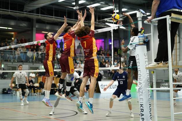 Volleyball I Herren I Saison 2023-2024 I 2. Bundesliga Nord I 17. Spieltag I Kieler TV - TuB Bocholt I 24.02.2024 Kieler Dreierblock von Junio CÃ sar Tavares Maciel (18, Kieler TV Adler), Joao Vitor Meirelles Thomaz (15, Kieler TV Adler) und Gustaf Alberto Grawert (7, Kieler TV Adler) gegen den Angriff von Rudy Schneider (5, TuB Bocholt) Kiel Hein-Dahlinger-Halle Schleswig-Holstein Deutschland Copyright: xLobeca JasperxLorenzx