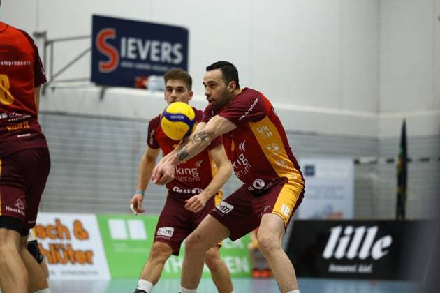 Volleyball I Herren I Saison 2023-2024 I 2. Bundesliga Nord I 17. Spieltag I Kieler TV - TuB Bocholt I 24.02.2024 Junio CÃ sar Tavares Maciel (18, Kieler TV Adler) baggert den Ball in der Annahme Kiel Hein-Dahlinger-Halle Schleswig-Holstein Deutschland Copyright: xLobeca JasperxLorenzx