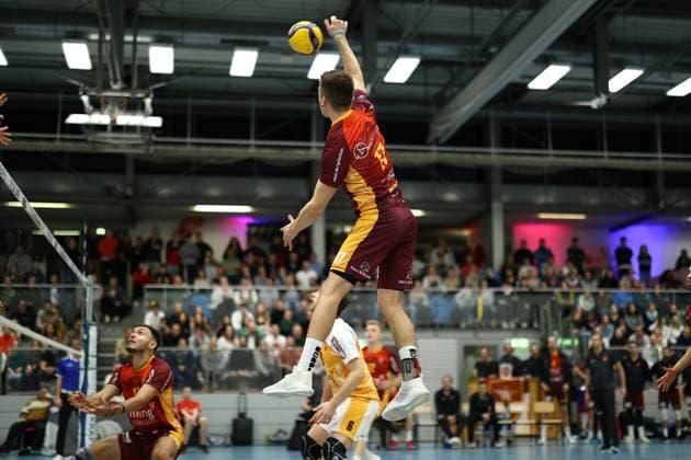 Volleyball I Herren I Saison 2023-2024 I 2. Bundesliga Nord I 17. Spieltag I Kieler TV - TuB Bocholt I 24.02.2024 Peter Klaua (17, Kieler TV Adler) im Angriff Kiel Hein-Dahlinger-Halle Schleswig-Holstein Deutschland Copyright: xLobeca JasperxLorenzx