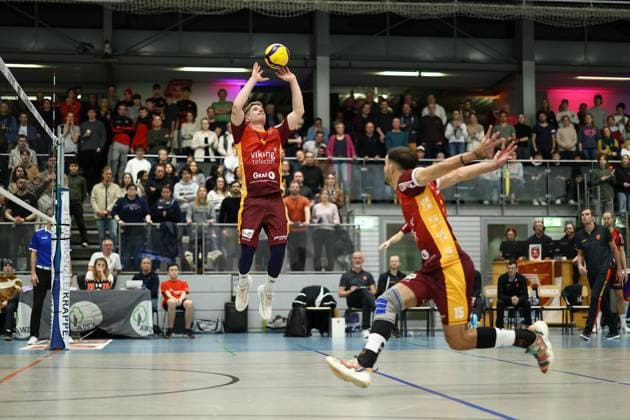 Volleyball I Herren I Saison 2023-2024 I 2. Bundesliga Nord I 17. Spieltag I Kieler TV - TuB Bocholt I 24.02.2024 Zuspiel von Mattis Lehmann (1, Kieler TV Adler) und Joao Vitor Meirelles Thomaz (15, Kieler TV Adler) läuft zum Angriff an Kiel Hein-Dahlinger-Halle Schleswig-Holstein Deutschland Copyright: xLobeca JasperxLorenzx