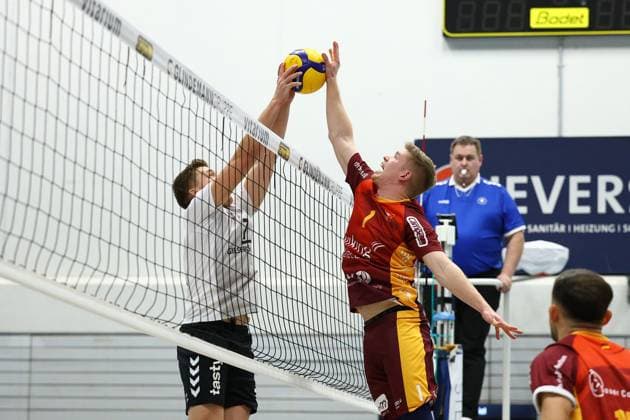 Volleyball I Herren I Saison 2023-2024 I 2. Bundesliga Nord I 17. Spieltag I Kieler TV - TuB Bocholt I 24.02.2024 Drückduell am Netz zwischen Luis Kubo (7, TuB Bocholt) und Mattis Lehmann (1, Kieler TV Adler) Kiel Hein-Dahlinger-Halle Schleswig-Holstein Deutschland Copyright: xLobeca JasperxLorenzx