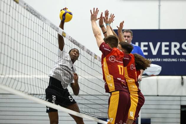 Volleyball I Herren I Saison 2023-2024 I 2. Bundesliga Nord I 17. Spieltag I Kieler TV - TuB Bocholt I 24.02.2024 Rudy Schneider (5, TuB Bocholt) im Angriff gegen den Kieler Dreierblock von Peter Klaua (17, Kieler TV Adler), Joao Vitor Meirelles Thomaz (15, Kieler TV Adler) und Gustaf Alberto Grawert (7, Kieler TV Adler) Kiel Hein-Dahlinger-Halle Schleswig-Holstein Deutschland Copyright: xLobeca JasperxLorenzx