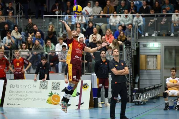 Volleyball I Herren I Saison 2023-2024 I 2. Bundesliga Nord I 17. Spieltag I Kieler TV - TuB Bocholt I 24.02.2024 Joao Vitor Meirelles Thomaz (15, Kieler TV Adler) macht einen Aufschlag Kiel Hein-Dahlinger-Halle Schleswig-Holstein Deutschland Copyright: xLobeca JasperxLorenzx