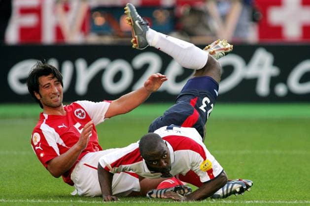 Onderwerp Subject: England - Switzerland Euro 2004 Reklame: Club Team Country: England Switzerland Seizoen Season: 2003 2004 2004 2005 FOTO PHOTO: England s Darius VASSEL (R) in duel with Switzerland s Murat YAKIN (L) COIMBRA POR Content not available for redistribution in The Netherlands directly or indirectly through any third parties. Copyright: xBSRxAgencyx 04190617HN8C0299