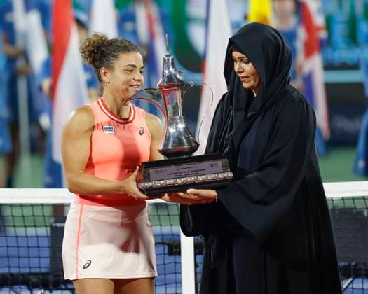 Sheikha Latifa ueberreicht den Pokal an Jasmine Paolini, Siegerehrung, Praesentation, Dubai Duty Free Tennis Championships, Dubai, U.A.E. Tennis - Dubai Tennis Championships 2024 - WTA, Tennis Damen - Dubai Duty Free Tennis Stadium - Dubai - - United Arab Emirates - 24 February 2024. Copyright: xJuergenxHasenkopfx
