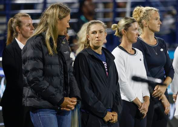 l-R. Finalisten Nicole Melchiar, Ellen Perez , hinten die Sieger Storm Hunter und Katerina Siniakova,Damen Doppel, Siegerehrung, Praesentation Dubai Duty Free Tennis Championships, Dubai, U.A.E. Copyright: xJuergenxHasenkopfx