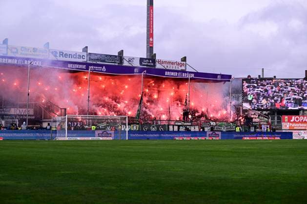 Pyro Pyrotechnik Fanblock Hannover, VfL Osnabrueck vs. Hannover 96, Fussball, 2. Bundesliga, 23. Spieltag, 24.02.2024 DFB regulations prohibit any use of photographs as image sequences and or quasi-video Osnabrueck Niedersachsen Deutschland