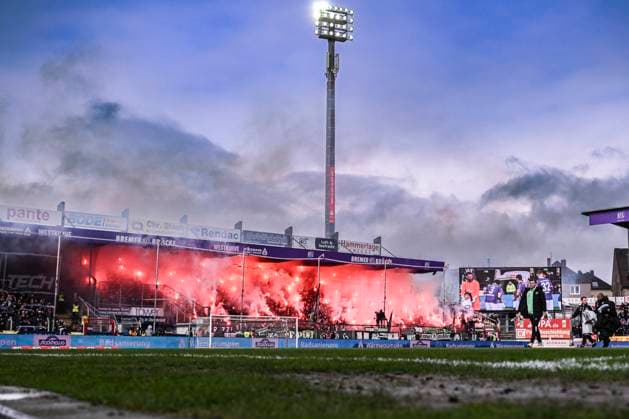 Pyro Pyrotechnik Fanblock Hannover, VfL Osnabrueck vs. Hannover 96, Fussball, 2. Bundesliga, 23. Spieltag, 24.02.2024 DFB regulations prohibit any use of photographs as image sequences and or quasi-video Osnabrueck Niedersachsen Deutschland