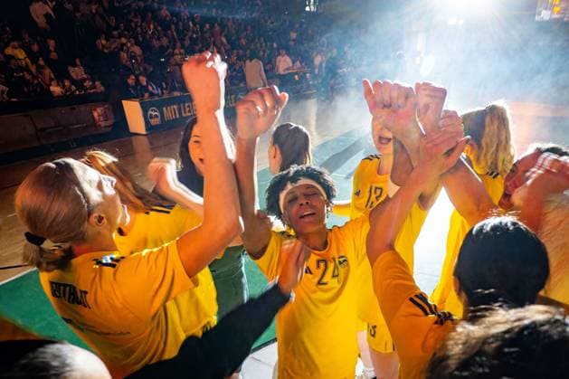 Basketball Berlin 24.02.2024 Saison 2023 2024 1. Bundesliga DBBL Alba Berlin - Saarlouis Royals Team Alba vor dem Spiel Deeshyra Thomas (Alba, No.24) mi.