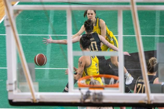 Basketball Berlin 24.02.2024 Saison 2023 2024 1. Bundesliga DBBL Alba Berlin - Saarlouis Royals Lena Gohlisch (Alba, No.12) Maria Ivanova Kostourkova (Saarlouis, No.20) Stefanie Grigoleit (Alba, No.02)