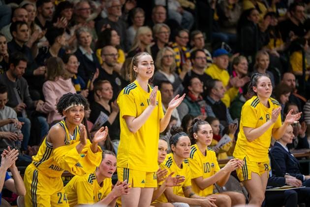 Basketball Berlin 24.02.2024 Saison 2023 2024 1. Bundesliga DBBL Alba Berlin - Saarlouis Royals Jubel Alba Deeshyra Thomas (Alba, No.24) Wiebke Schwartau (Alba, No.13)
