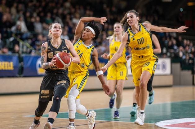 Basketball Berlin 24.02.2024 Saison 2023 2024 1. Bundesliga DBBL Alba Berlin - Saarlouis Royals Sylwia Bujniak (Saarlouis, No.03) Deeshyra Thomas (Alba, No.24) Maggie Mulligan (Alba, No.00) Margaret