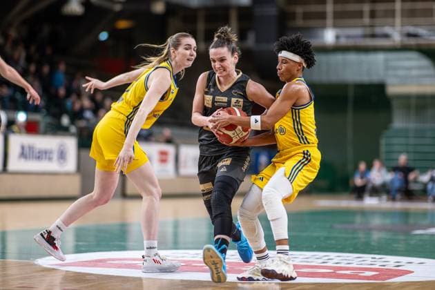 Basketball Berlin 24.02.2024 Saison 2023 2024 1. Bundesliga DBBL Alba Berlin - Saarlouis Royals Deeshyra Thomas (Alba, No.24) Sanja Mandic (Saarlouis, No.10)