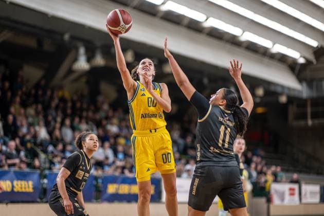 Basketball Berlin 24.02.2024 Saison 2023 2024 1. Bundesliga DBBL Alba Berlin - Saarlouis Royals Maggie Mulligan (Alba, No.00) Margaret Destiny Lynn Littleton (Saarlouis, No.11)