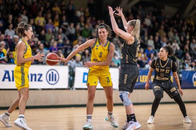 Basketball Berlin 24.02.2024 Saison 2023 2024 1. Bundesliga DBBL Alba Berlin - Saarlouis Royals Theresa Simon (Alba, No.03) Maggie Mulligan (Alba, No.00) Margaret li. Monika Jasnowska (Saarlouis, No.15)