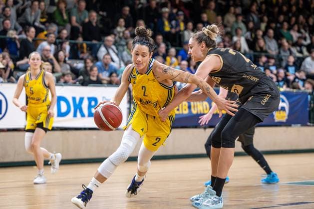 Basketball Berlin 24.02.2024 Saison 2023 2024 1. Bundesliga DBBL Alba Berlin - Saarlouis Royals Stefanie Grigoleit (Alba, No.02) Maria Ivanova Kostourkova (Saarlouis, No.20)