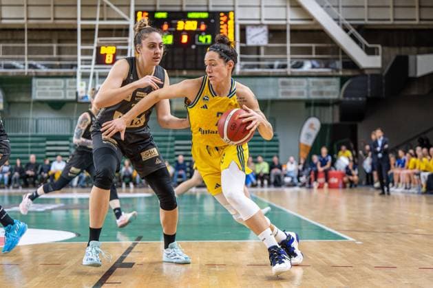 Basketball Berlin 24.02.2024 Saison 2023 2024 1. Bundesliga DBBL Alba Berlin - Saarlouis Royals Stefanie Grigoleit (Alba, No.02) Maria Ivanova Kostourkova (Saarlouis, No.20)
