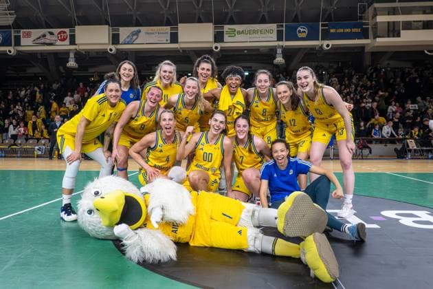 Sport Bilder des Tages Basketball Berlin 24.02.2024 Saison 2023 2024 1. Bundesliga DBBL Alba Berlin - Saarlouis Royals Jubel nach dem Sieg Alba Maggie Mulligan (Alba, No.00) Margaret Stefanie Grigoleit (Alba, No.02) Theresa Simon (Alba, No.03) Marie Bertholdt (Alba, No.04) Lucy Reuß (Alba, No.05) Reuss Tessa Stammberger (Alba, No.06) Leoni Kreyenfeld (Alba, No.07) Henriette Höfermann (Alba, No.08) Laina Snyder (Alba, No.09) Nina Rosemeyer (Alba, No.11) Lena Gohlisch (Alba, No.12) Wiebke Schwartau (Alba, No.13) Deeshyra Thomas (Alba, No.24)