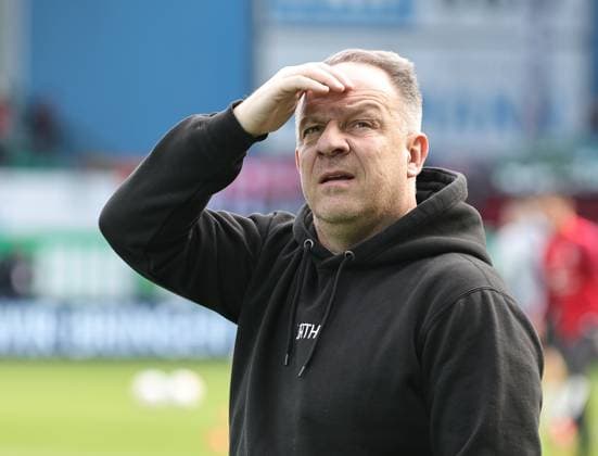 25.02.2024 - Fussball - Saison 2023 2024 - 2. Fussball - Bundesliga - 23. Spieltag: SpVgg Greuther Fürth ( Kleeblatt ) - 1. FC Nürnberg FCN ( Club ) Derby Frankenderby - Sportfoto Zink DaMa - xdaxmax - DFL regulations prohibit any use of photographs as image sequences and or quasi-video - only for editorial use - Alexander Zorniger ( Trainer SpVgg Greuther Fürth ) blickt nachdenklich zu Zuschauer Publikum Fans